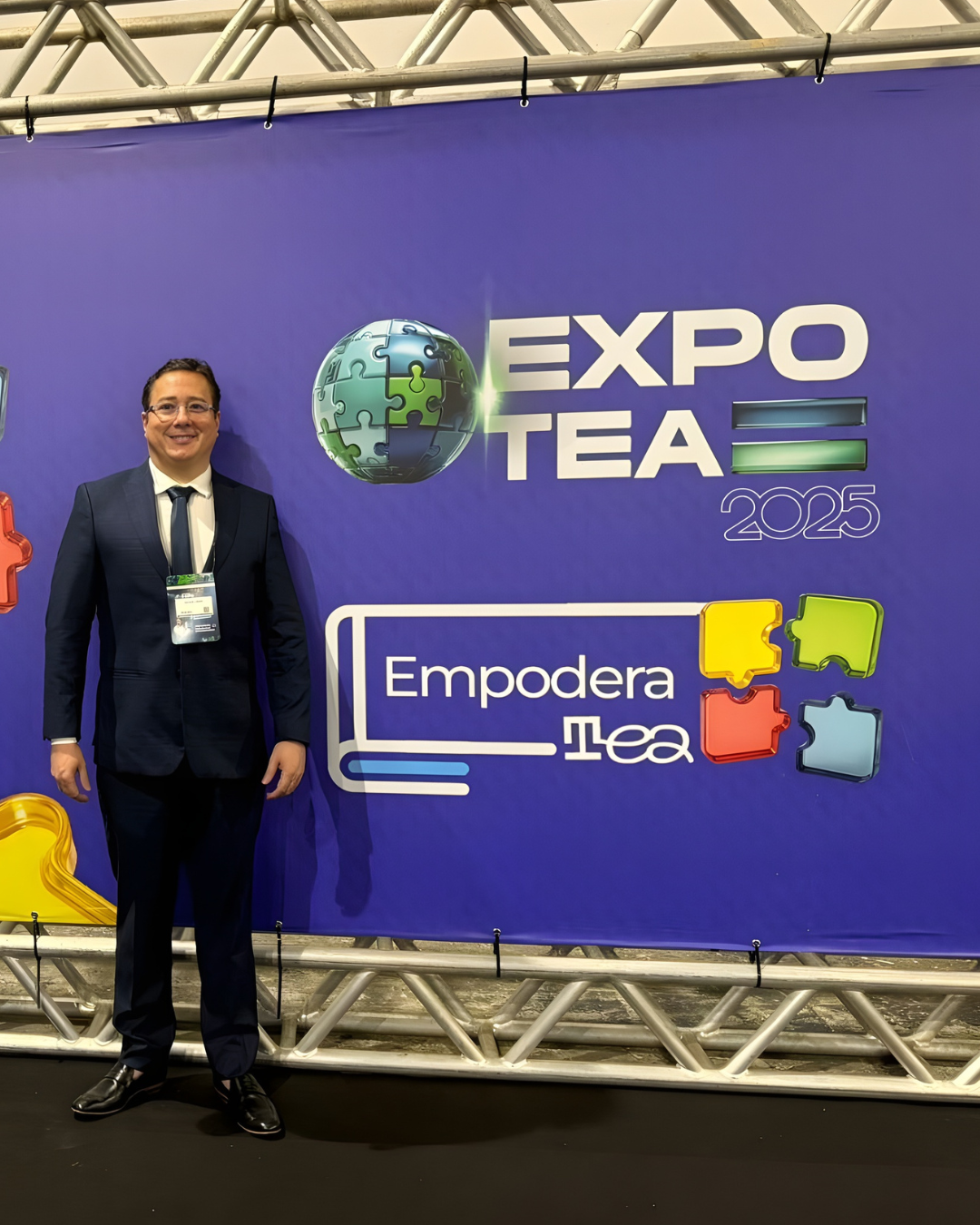 Dr. Estácio Amaro em seu consultório